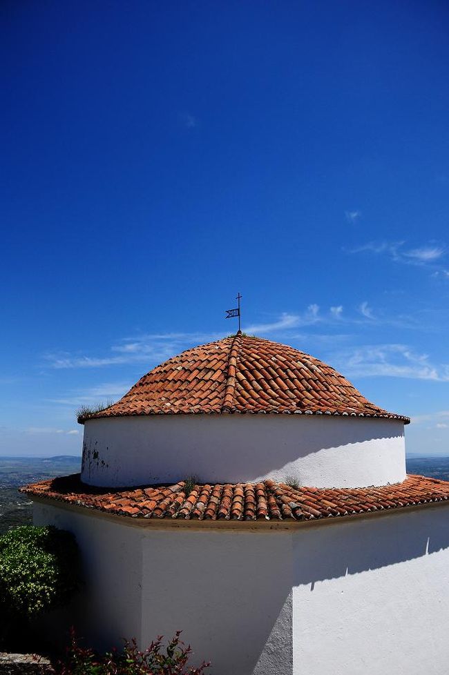 丸い屋根が他と違うこの建物。何の建物なんだろう？