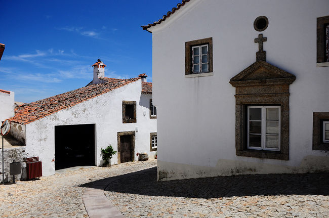 小さな村なのにいくつも教会がある。<br /><br />確かに一つしかないと、その教会や礼拝に来ている人が自分と合わなければ逃げ場がないものね。どの世界にも選択肢は必要だ。