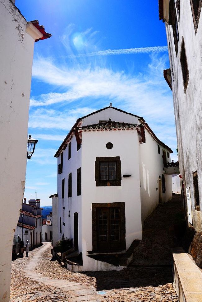 村はとても小さいので2時間もあれば<br />全ての道を歩き尽くせてしまう。<br /><br />なのに方向音痴の夫は帰り道がどっちだったか分からなくなる。笑