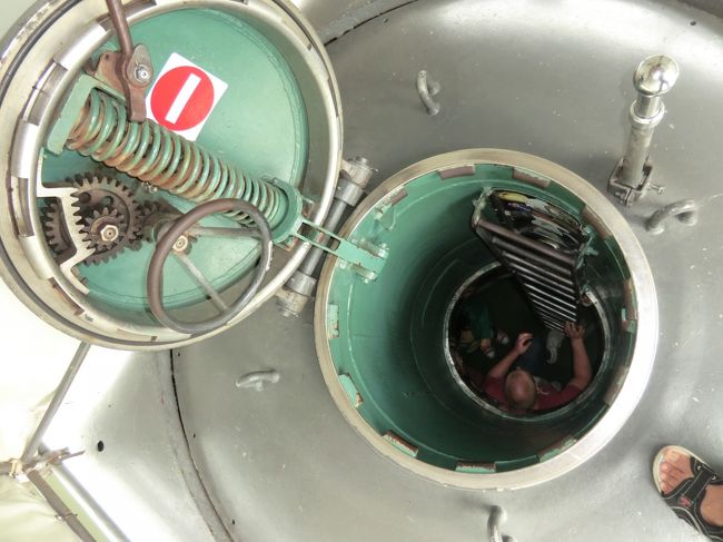 今度は・・・駆逐艦です・・・入り口出口2箇所の潜入口がこの潜水艦にありました・・・。