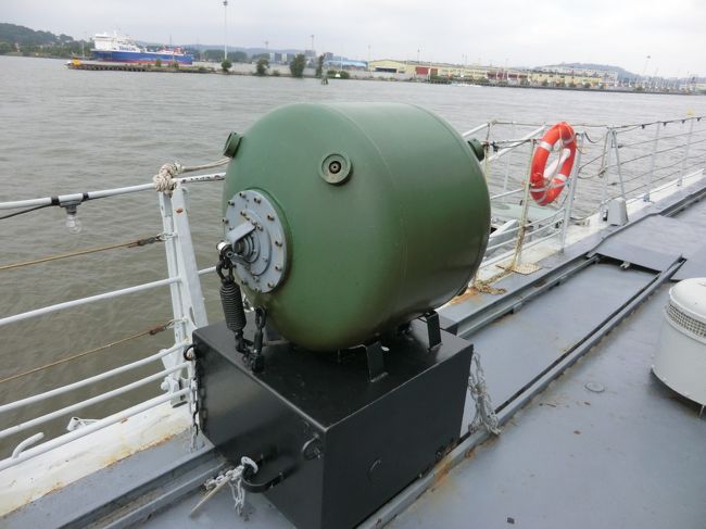 駆逐艦は・・・潜水艦の深度を探り・・・その距離で爆破させるように沢山放り込みます