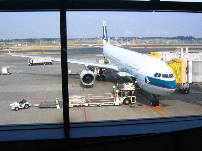 エントリーシート書いてたら、時間がなくなり、でも書き終わってないしで、普段乗らない成田エクスプレスに乗り、電車の中でエントリーシート書きながら、空港到着。<br />1時間半をきっていた。<br />久しぶりの第2ターミナルとか言ってられず、次の便の搭乗手続きの中をかき分け、チェックイン。<br />搭乗機はこれも今まであんまり縁のなかった、A330-300。<br />CX549便で一路香港を目指します。