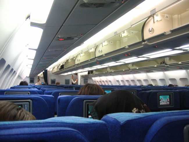 香港からオークランドまではA340-300。<br />結構空いていました。<br />リニューアルが始まったばっかりのころで、<br />おんぼろな内装。深夜便なので寝るだけだからいいですけど。