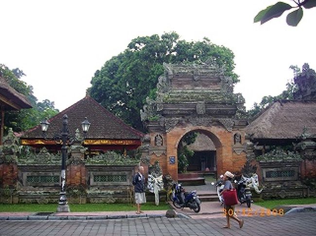 ０７２５．市場向かいの舞踊場。