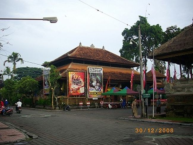 ポスターが並ぶ。