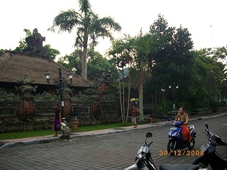 ０８１２３０．火曜。街路灯がおしゃれ。