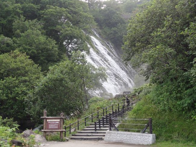 知床半島最大の滝<br />オシンコシンの滝です。<br /><br />道路からも見えます。