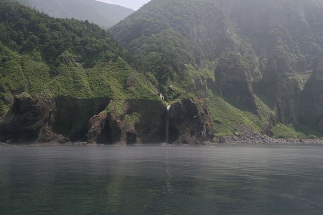 出発するとこんな景色がそこかしこに広がります。<br /><br />しかし、本日は霧が濃かったため、雄大な山の稜線などは<br />あまり見えませんでした。<br />