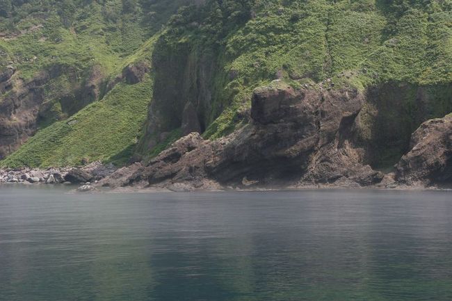 知床には名前のついた岩などがたくさんありますが、<br />名前のついていないものもたくさんあるそうです。<br /><br />そこで、ワタシが名前をつけてみました。<br /><br />これは『ナイキロック』<br />どのへんかは探してください。