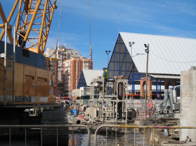 3日目セビリアへ日帰りの旅に出発。<br />9時20分ホテルを出て、最寄駅からマラガ駅(Malaga Zambarano)へ向かう。€1.55<br />駅の北側通路からバスターミナルへ向かう。駅を出て徒歩3分。<br />当時は改修工事中で狭い通路を遠回りして行かなければならなかった。<br />