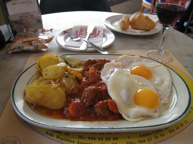 遅い昼食をカテドラル近くのレストランにて。<br />赤ワイン付きで€11.50<br />