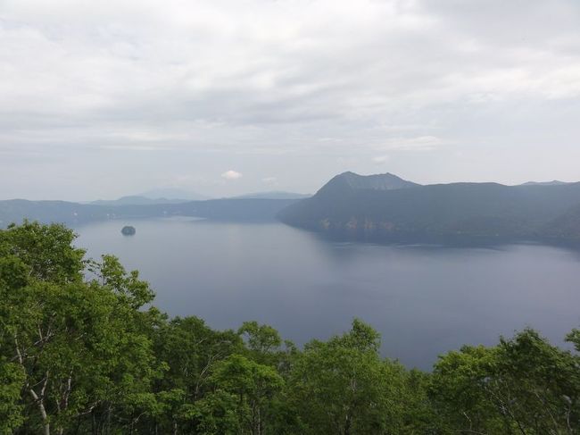 霧の摩周湖でおなじみの摩周湖です。<br /><br />霧が少なくて湖がクッキリ見えました。<br /><br />そうそう、これを撮影した<br />第一展望台は立ち入りは無料ですが、<br />駐車場は410円です。<br /><br />■豆知識<br />小雨が降ってきたので立ち寄りませんでしたが、<br />もう少し先にある第三展望台は<br />駐車場の大きさはかなり少ないですが、<br />駐車料金がかからないです。<br />