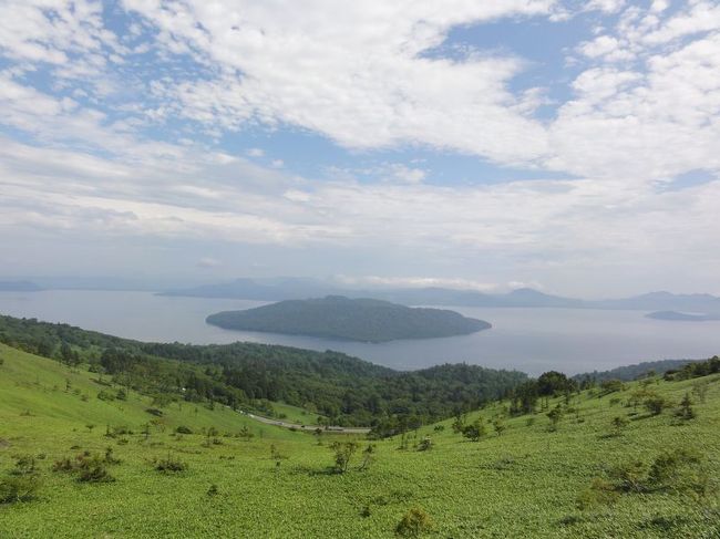 美幌峠です。<br />ここからは屈斜路湖がよく見えます。<br /><br />この写真は道の駅『ぐるっとパノラマ美幌峠』で撮影。<br /><br />景色は道の駅随一と言ってもいいのではないでしょうか。<br />