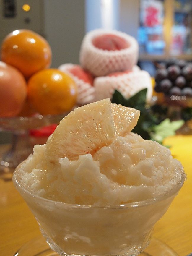 席について、メニューを見ます。<br />何にしようかなぁ〜<br /><br />目の前のおいしそうな桃を見て、桃のフラッペにしました。<br />桃をジューサーでジュースにして、それを氷の上にかけます。<br />上には桃のスライスがっ♪