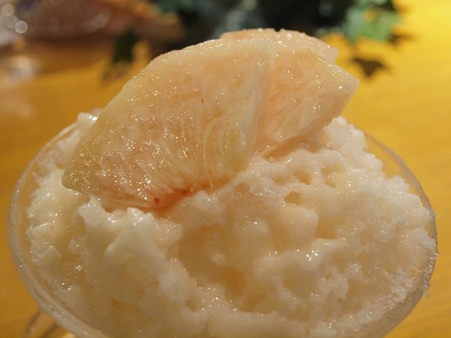 おいしぃぃぃ♪<br />桃の甘い香りが最高です。<br /><br />真ん中にアイスが入っているのですが、暑すぎて氷と共に溶けてしまいました。<br />最後は桃のジュースを飲んでいる感じ。<br />また機会があったら食べに行こうっと♪