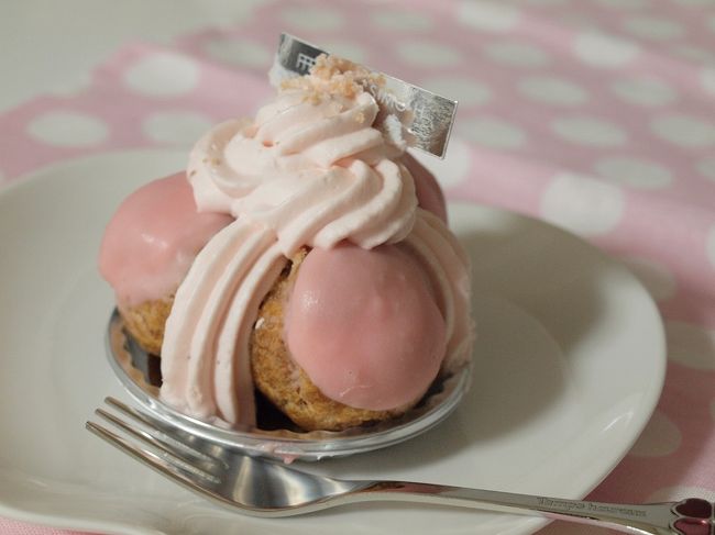 ロジエ　４５０円<br /><br />バラの香りがするケーキ<br />ちょっと変わった感じです<br />一回食べればもぅいいかな・・・