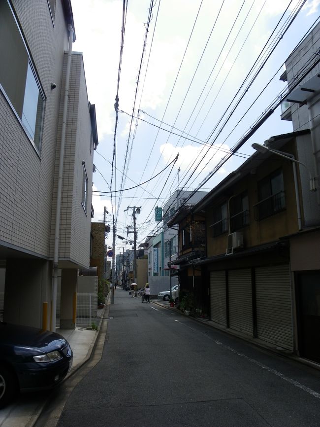 こちらが堺町通りです。<br />非常に狭い通りですね〜。