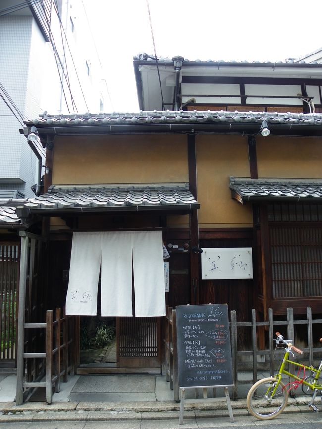 レストランの玄関。