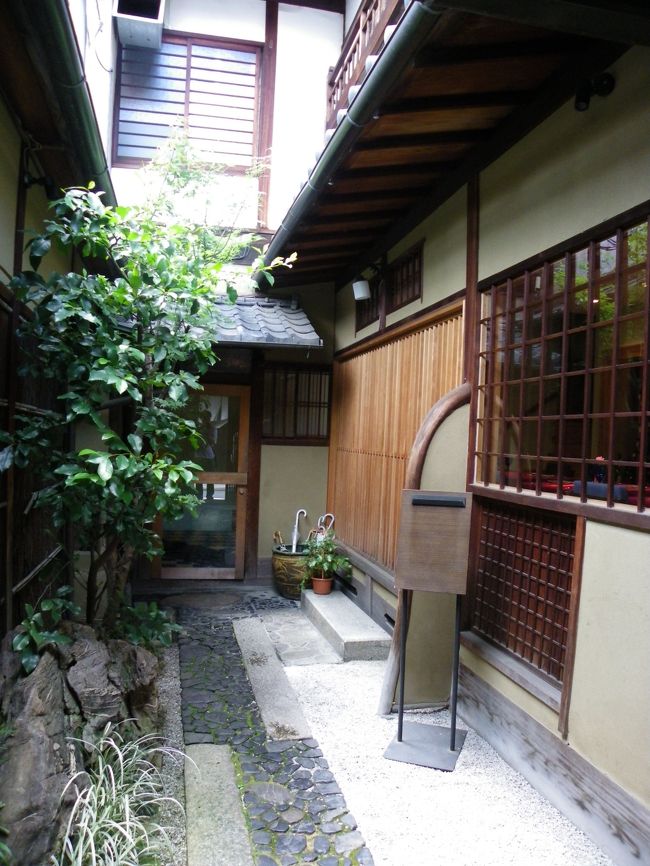 暖簾をくぐって中に入ると、京都の普通のお宅に入ったような感じですね〜。