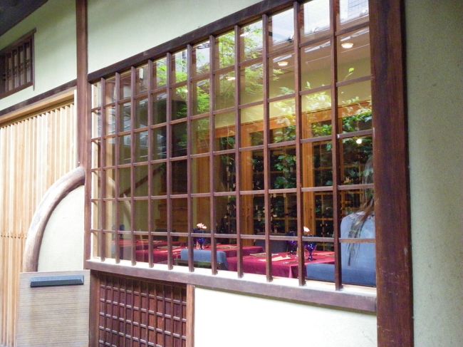 レストランの店内が見えています。<br />赤いテーブルクロスがオシャレな感じです。