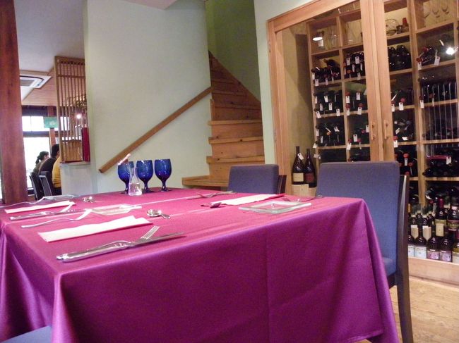 店内には大きなワイン庫があり、インテリアの一部になっています。<br />ワイン好きにはたまらないですよね。