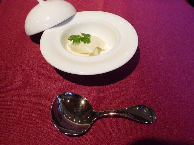 では、料理のスタートです。<br />JOECOOLはメインディッシュ付きのコース（2500円）、wifeはパスタコース（1600円）をオーダーしました。<br /><br />申し訳ありませんが、メニューをメモったりしてなかったので詳しい内容が書けません（汗）。