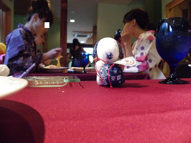 隣りの席には浴衣姿の女性３人組が座りました。<br />スヌ君を撮るフリをしてパチリ（笑）。