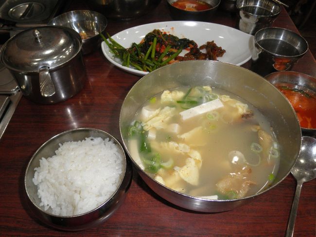 ここは４回目ですが、仕事へ行く人や日本人客でいつも一杯です。薄味のスープが大変おいしいです。ご飯もお代わりできますよ。