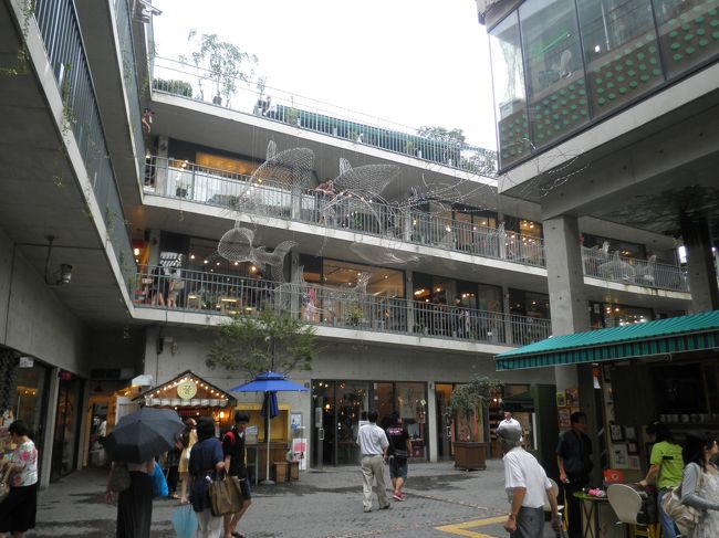 書や陶芸、工芸品などがたくさんあります。お土産には事欠きません。しかしながら、私は韓流スターのグッズを購入。チャングンソク、ヒョンビン、ソンスンホン、キムテヒなど・・・頼まれたとはいえ、う〜ん困った。(と言いつつも、ちゃかりグンちゃんのメモ帳までおまけしてもらいました。コマオヨ)