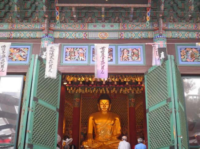 巨大な大仏です。多くの方がいらっしゃいました。