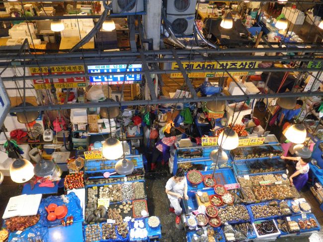 次は遠出し、水産市場へ。ものすごい店の数です。感激。
