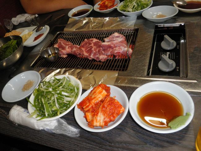 昼食は、忠武路(チュンムロ)に行き、厚く大きな豚の一枚肉を焼きながら調理してくれる店に行きました。安くておいしいです(サゴマシッソヨ)