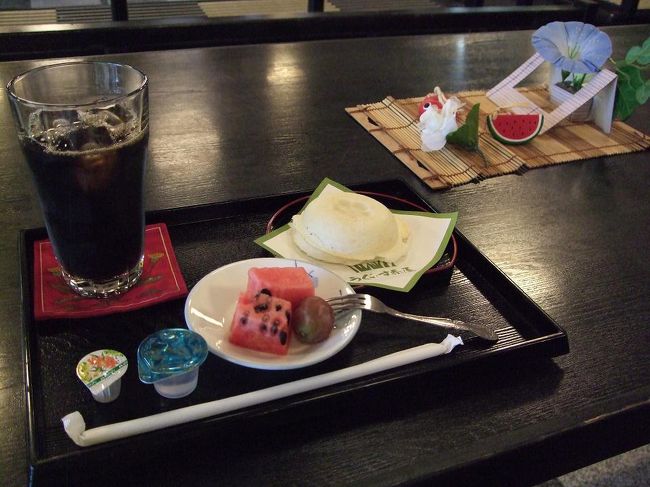 お参りのごほうびは、梅が枝餅。アイスコーヒーと、しゃれてみましたけど。軽く焼くと香ばしさともちもちでおいしい。<br />日持ちしないので、おみやげなら冷凍？