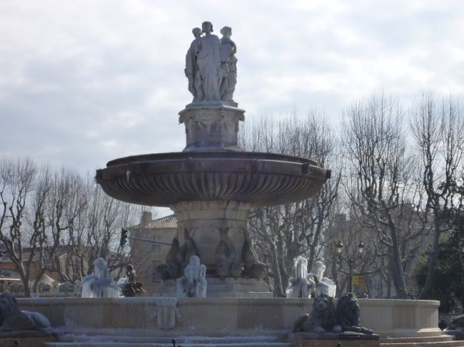 噴水<br />凍ってます