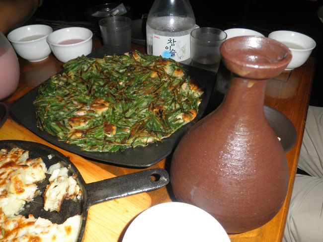 一般的なマッコリとチジミです。ここのマッコリは癖がなく大変飲みやすかったです。口当たりがよく、こんなにおいしく飲んだマッコリは初めてです。ゴクゴクやってしまいました。