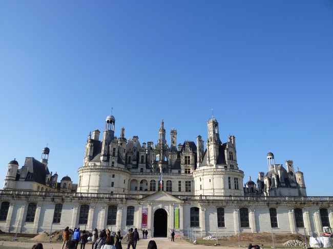 4日目<br />シャンボール城（外観のみ観光）<br />城の中央にはダ・ヴィンチ設計の二重螺旋階段がある<br />