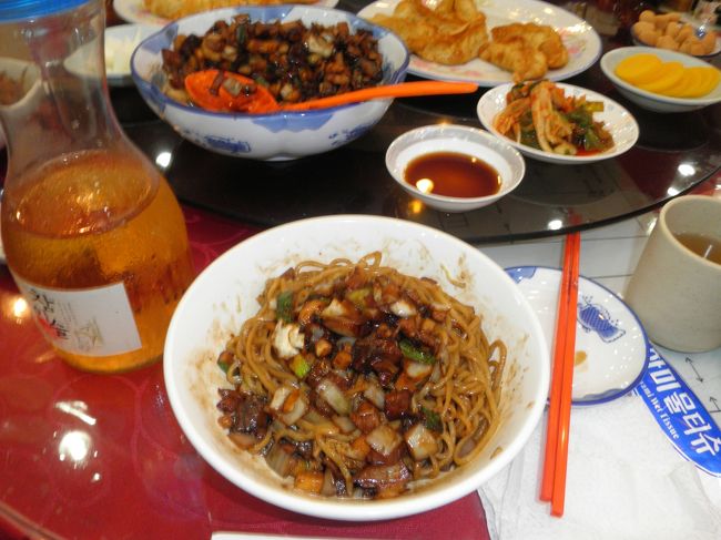 チャジャンミョンです。具は、豚を中心に十種類以上炒めてあったと思います。中にはあわびも入っていました。これもおいしく頂ました。