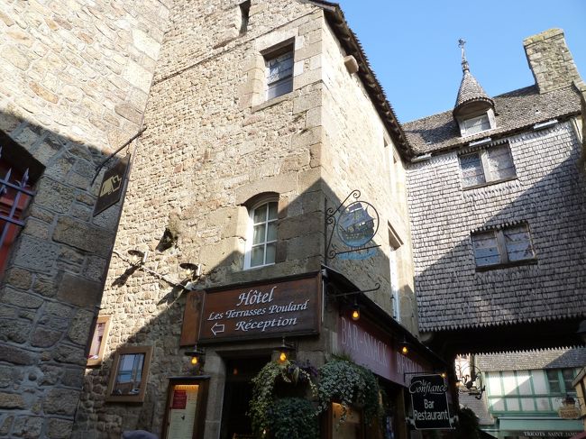 グランド・リュ通りを歩き、修道院へ向かいます<br />