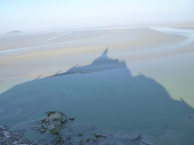 サン・マロ湾に映るモン・サン・ミッシェルの影