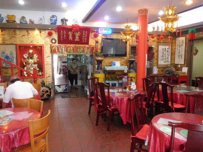 小高い岡の頂上まで行きました。一通り観光したので昼食です。メインストリートを上がり、右折した所にある「豊美」という中華レストランです。結構広く綺麗。ニーハオ！！