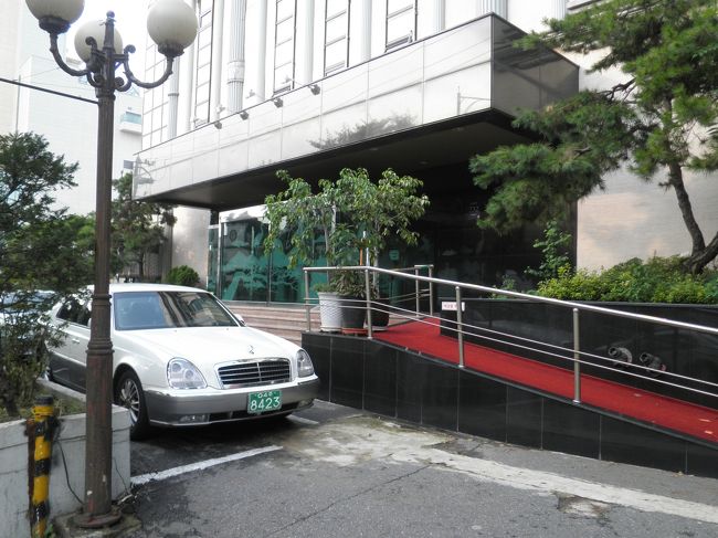 外観です。温泉とは思えません。韓国の方も温泉は大好き(オンセンガチョアヨ)です。あかすりやスポーツマッサージもありました。