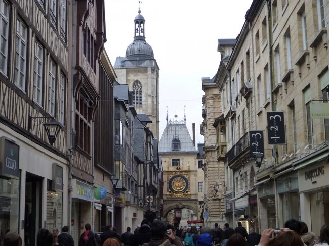 木造建築物と黄金の大時計