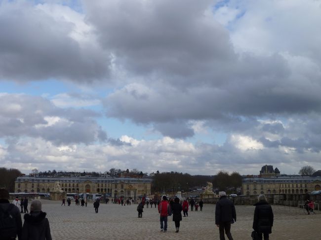 ヴェルサイユ宮殿<br />増改築が繰り返され、豪華な宮殿に。