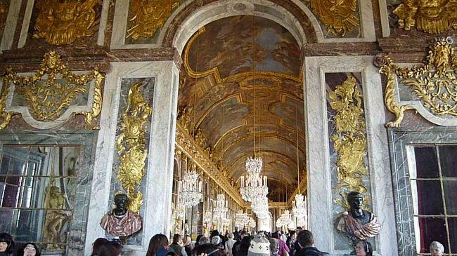 鏡の間へ<br />天井画はル・ブラン作