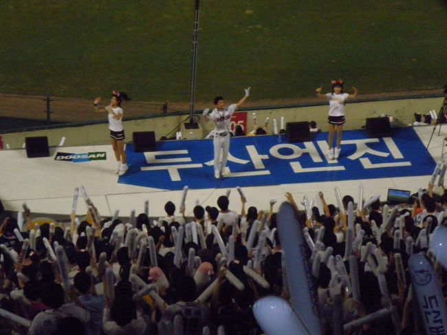 応援団長いやチアに見とれてしまいました。韓国もそうとう熱狂的です。