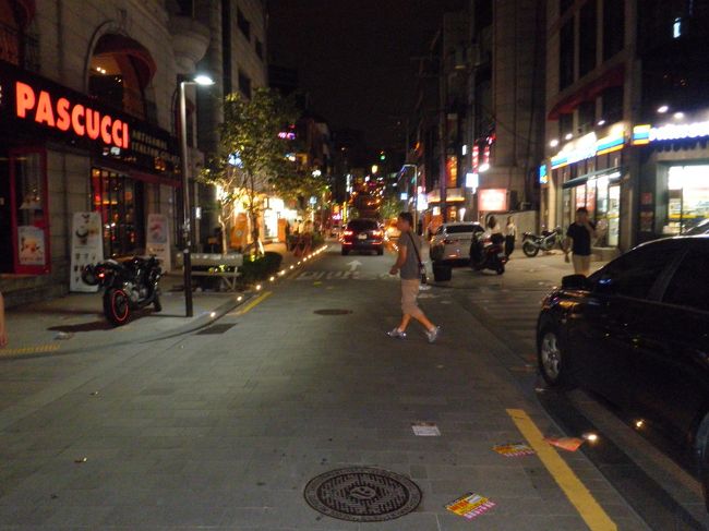 野球が接戦で面白く、旅の目的である食すことを忘れていました。やや予定より遅れたものの、さあ、次なる目的地はアックジョンのロデオロード。セレブの街に私はやや緊張。