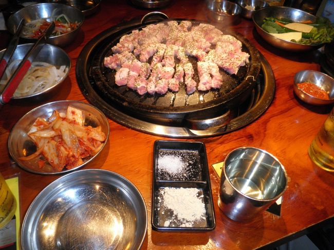 １００回も切り込みを入れると言うデジ(豚)です。塩と黄な粉、キムチにサンチェそして豚と・・・。私の韓国グルメイチオシです。豚の甘さが最高(チェゴ)でした。ソウルに来て良かった。