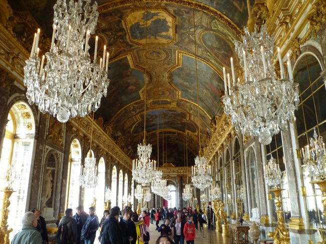 鏡の間<br />ボヘミアン・グラスのシャンデリア