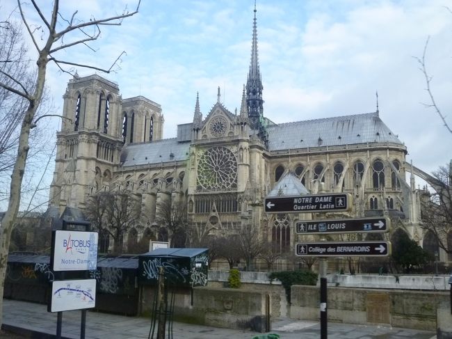 ノートルダム寺院（車窓から）