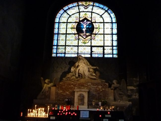 ステンドグラスとピエタの像<br />